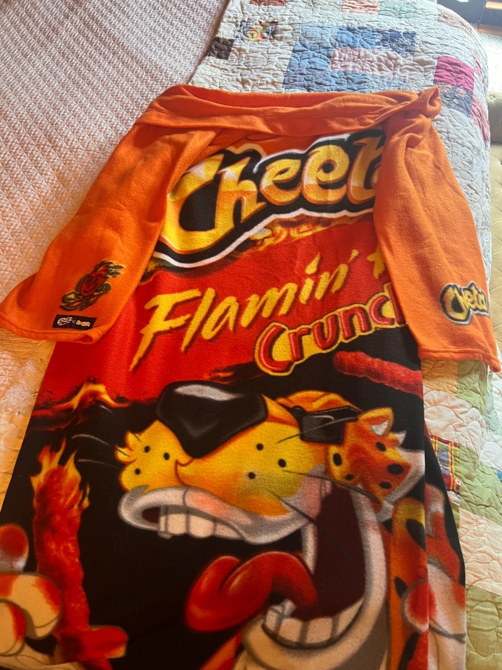 2x Cheetos Flamin’ Hot Snuggie